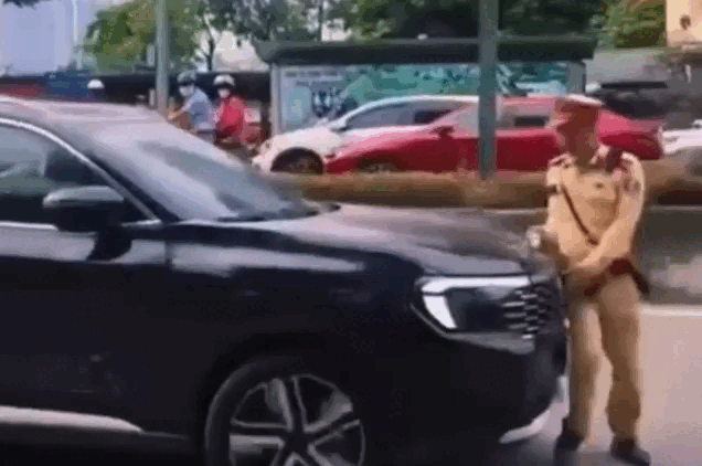 Tài xế lái xe ủn CSGT rồi bỏ chạy
