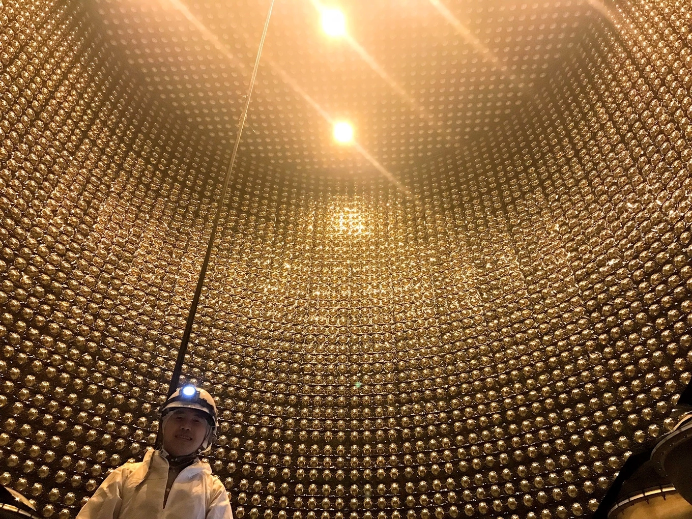 TS Cao Văn Sơn tại trạm theo dõi neutrino Super-Kamionkande nằm ở độ sâu 1.000 mét dưới lòng đất. Ảnh: NVCC