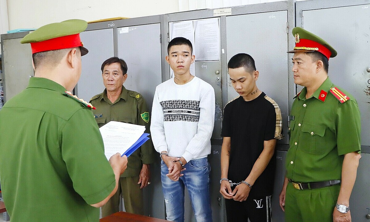 Tranh giành khách, nhóm tài xế xe công nghệ mang dao gây rối