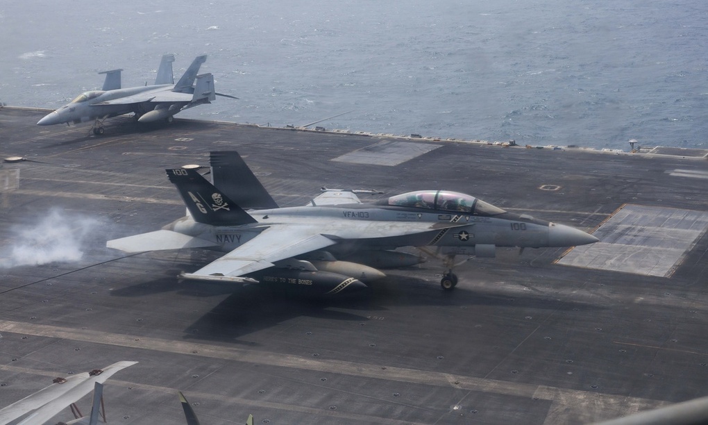 Tiêm kích F/A-18F Mỹ hạ cánh xuống tàu sân bay USS George H.W. Bush ở biển Arab hôm 25/6. Ảnh: AFP