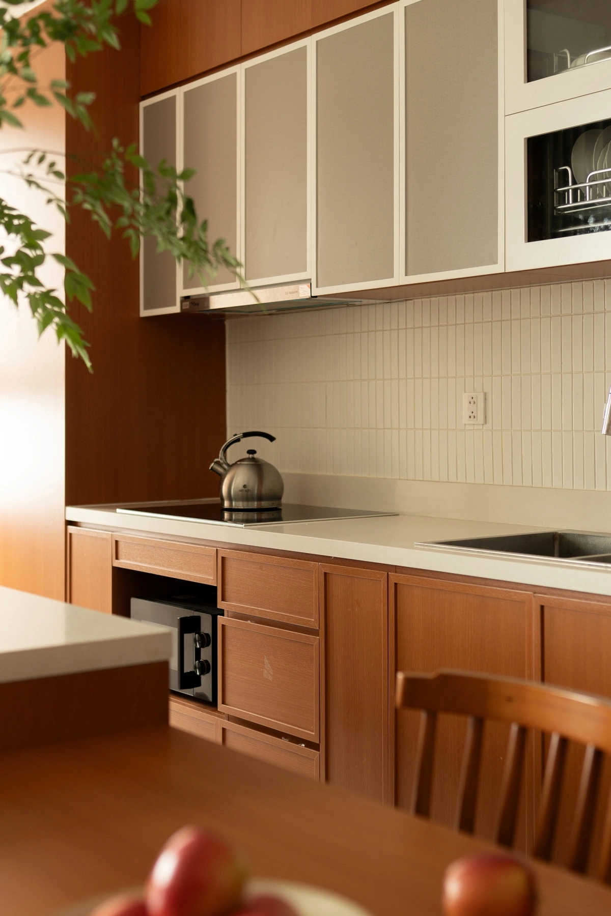 Cải tạo căn hộ 80 m2 xuống cấp thành không gian tối giản, hiện đại