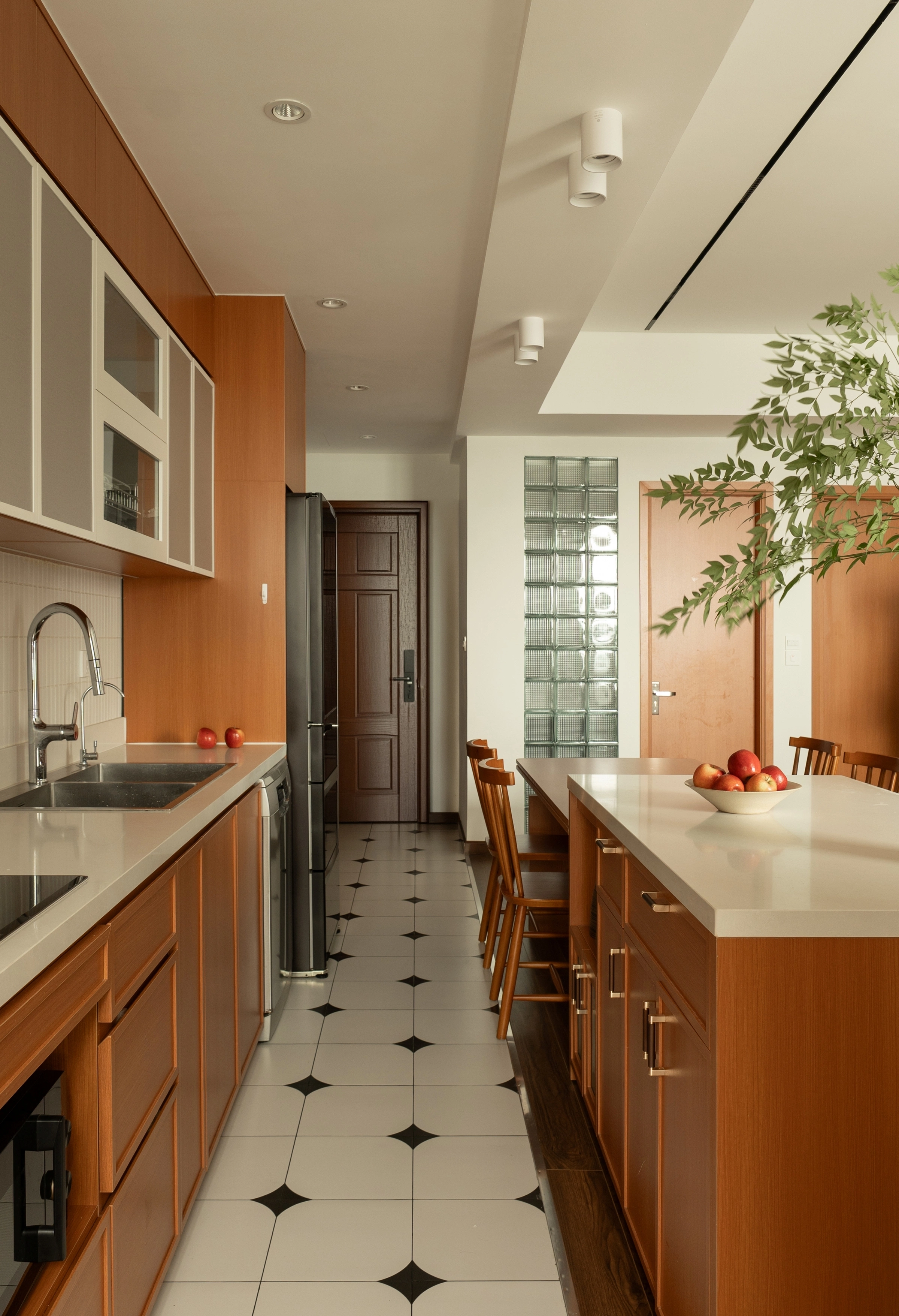 Cải tạo căn hộ 80 m2 xuống cấp thành không gian tối giản, hiện đại