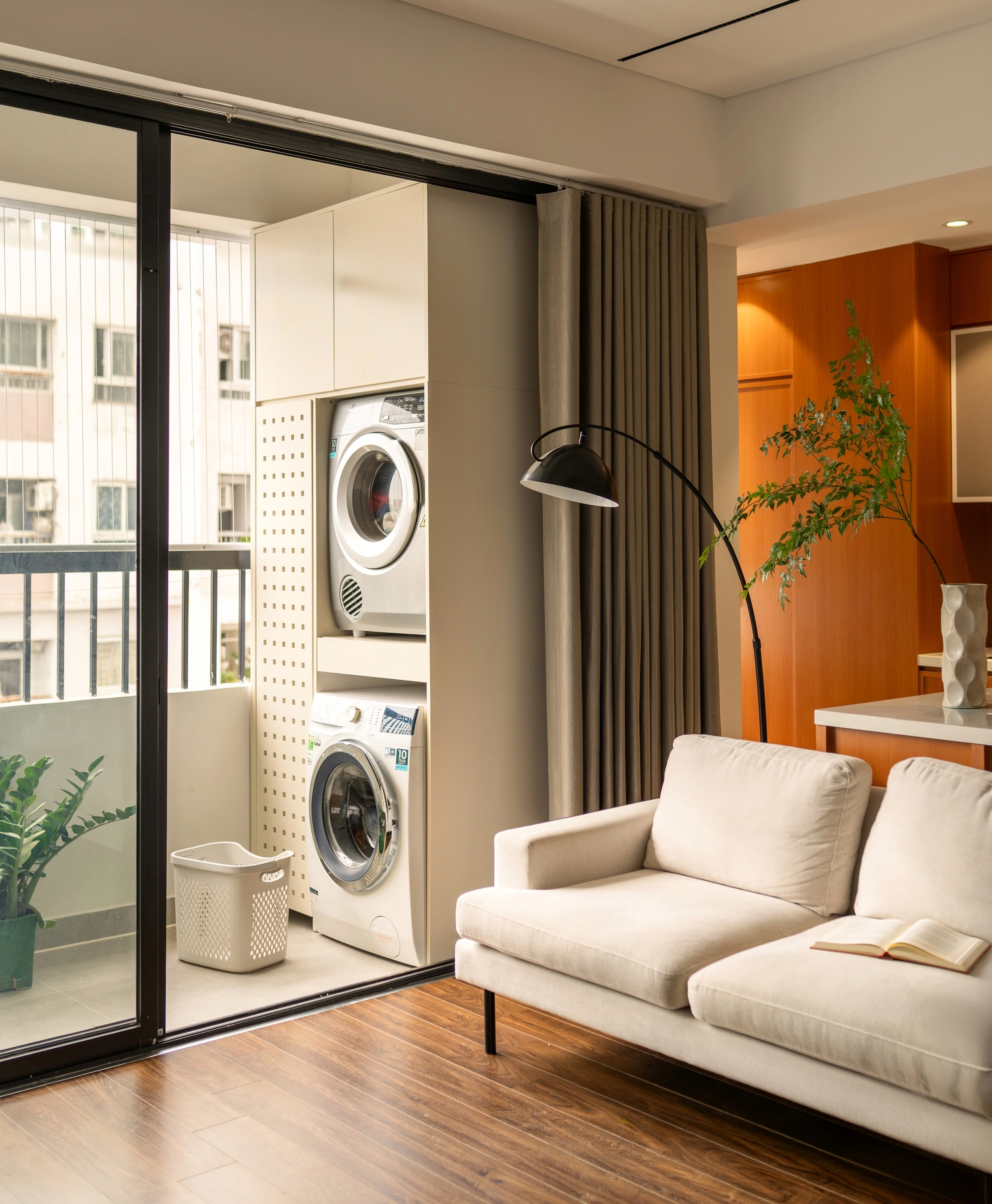 Cải tạo căn hộ 80 m2 xuống cấp thành không gian tối giản, hiện đại