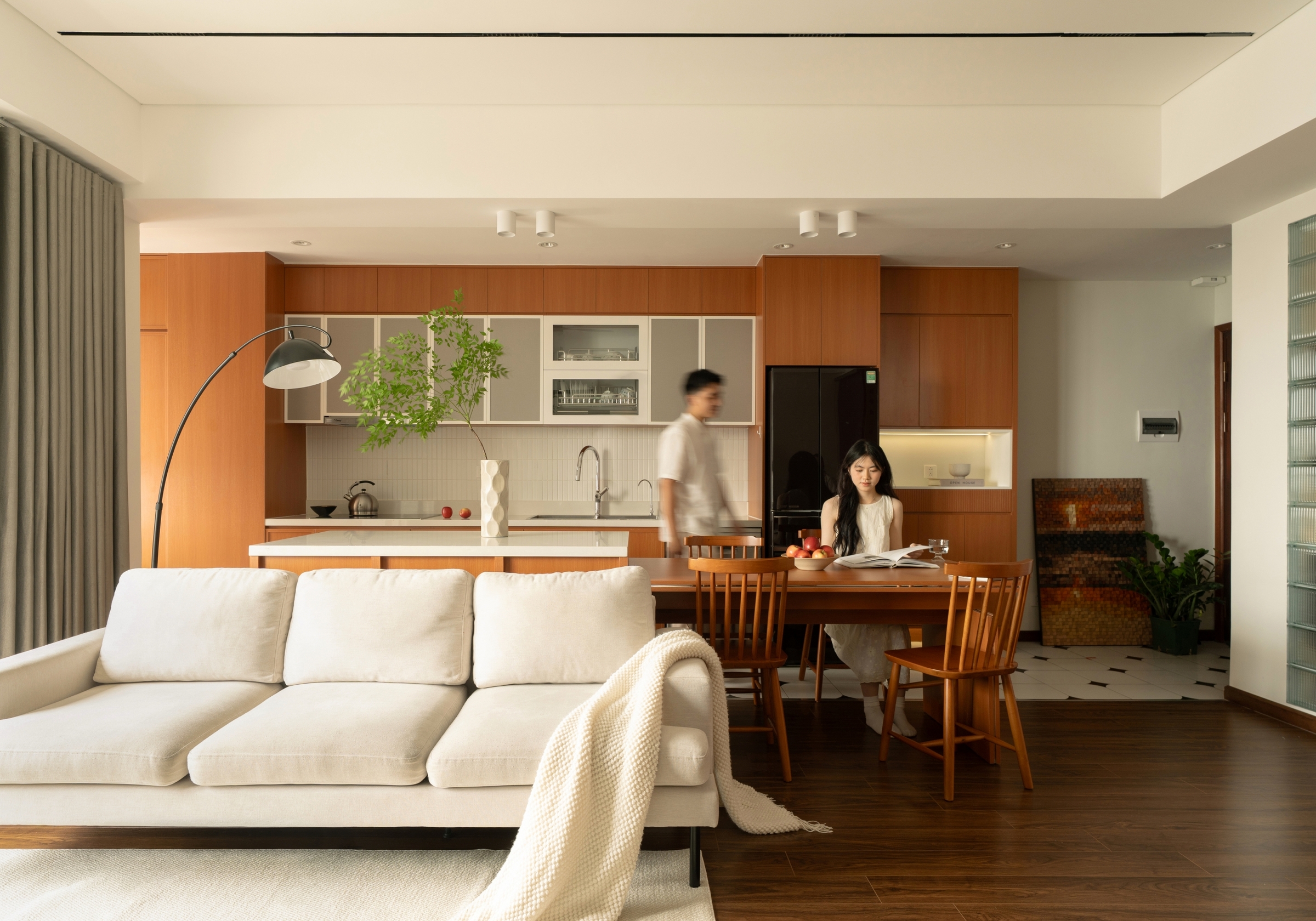 Cải tạo căn hộ 80 m2 xuống cấp thành không gian tối giản, hiện đại