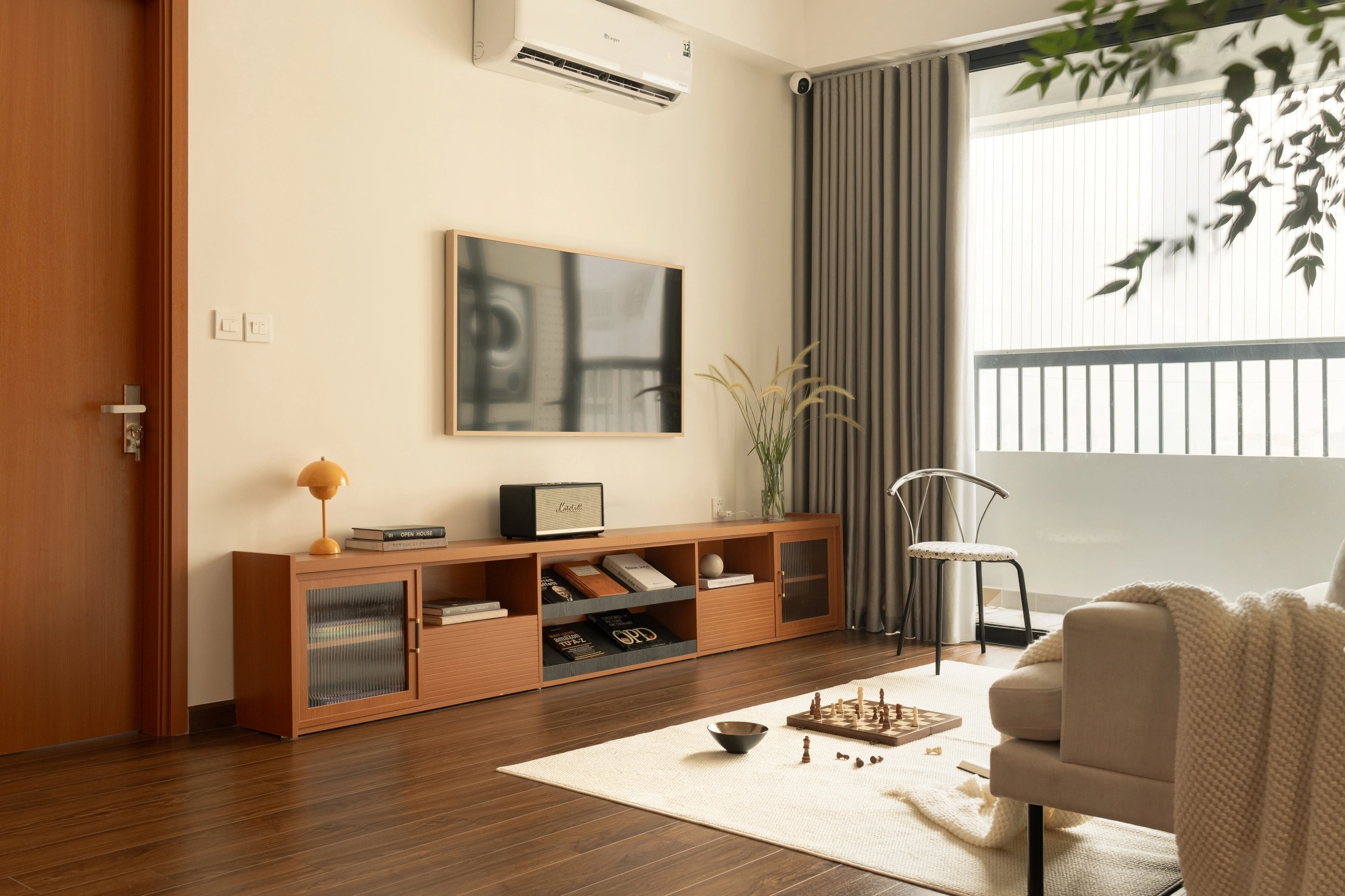 Cải tạo căn hộ 80 m2 xuống cấp thành không gian tối giản, hiện đại
