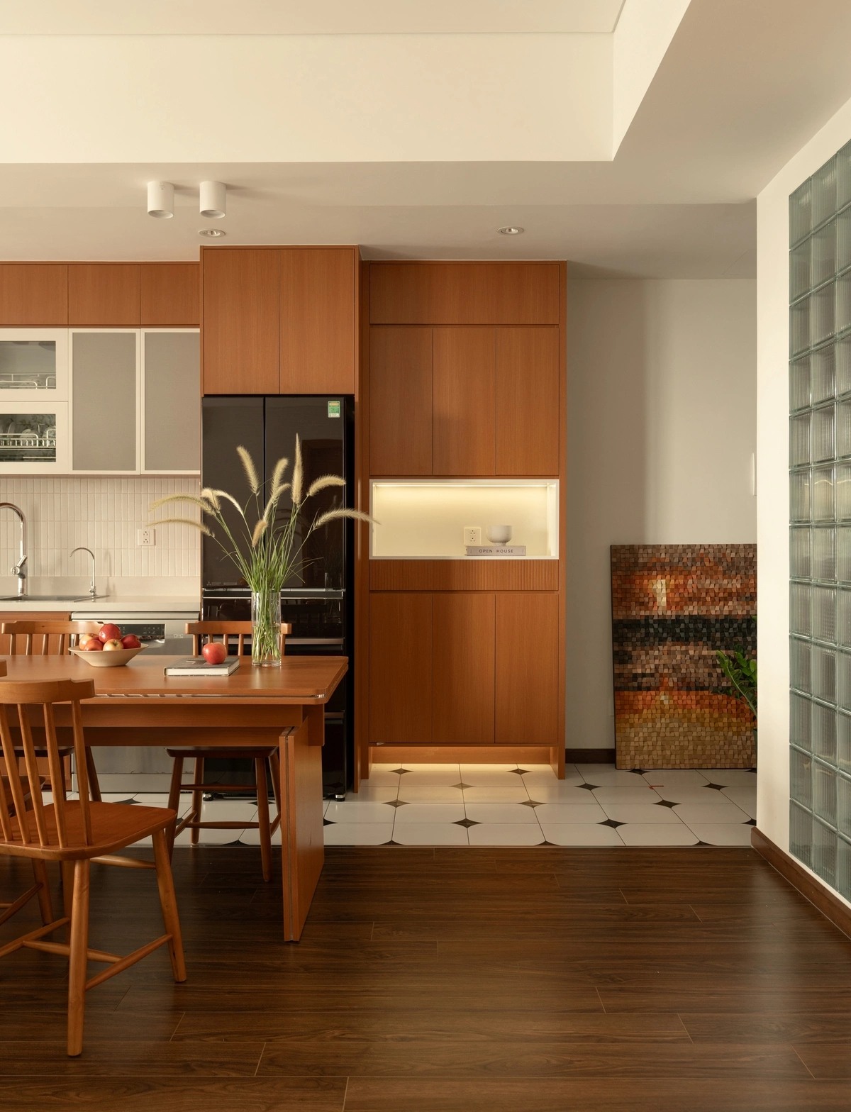 Cải tạo căn hộ 80 m2 xuống cấp thành không gian tối giản, hiện đại