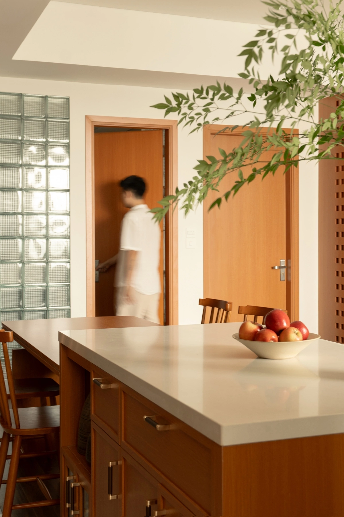 Cải tạo căn hộ 80 m2 xuống cấp thành không gian tối giản, hiện đại
