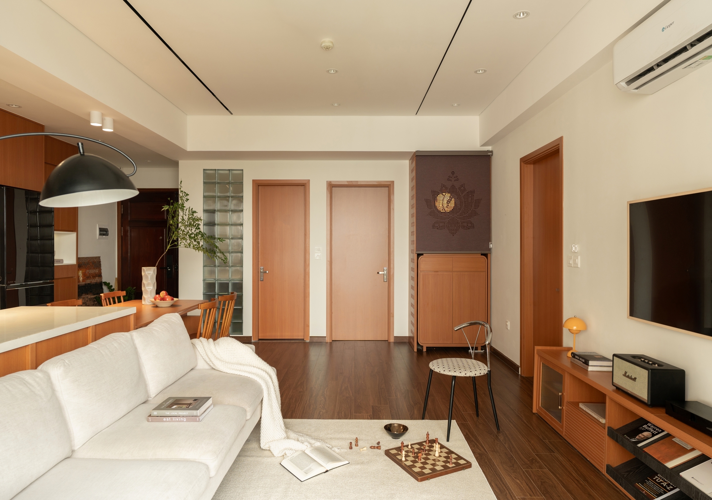 Cải tạo căn hộ 80 m2 xuống cấp thành không gian tối giản, hiện đại