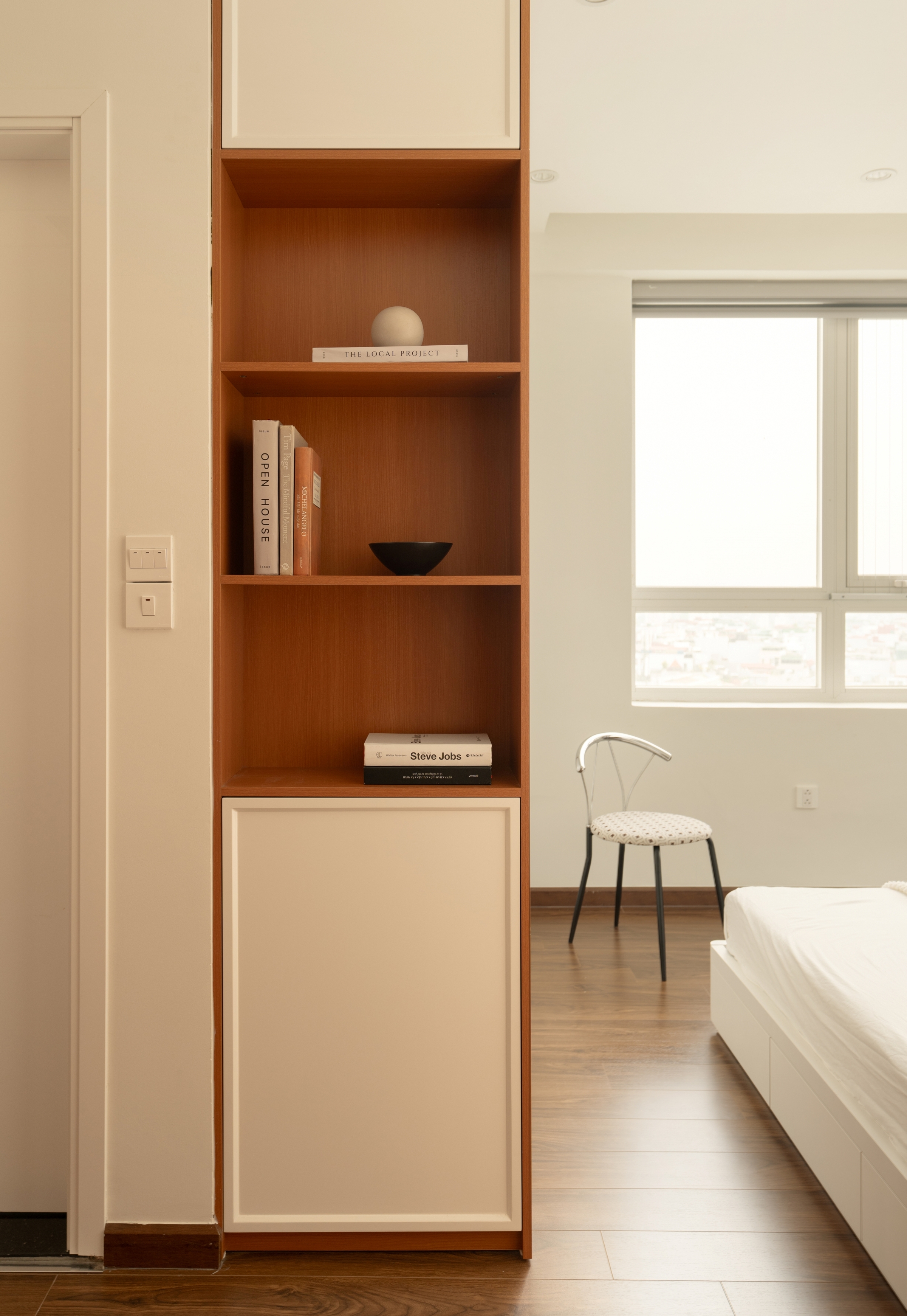 Cải tạo căn hộ 80 m2 xuống cấp thành không gian tối giản, hiện đại