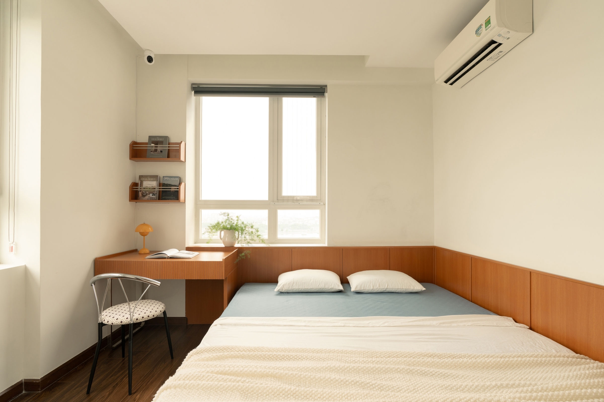 Cải tạo căn hộ 80 m2 xuống cấp thành không gian tối giản, hiện đại