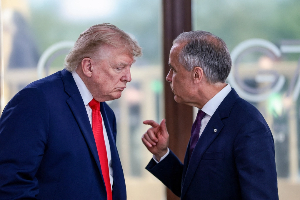 Tổng thống Mỹ Donald Trump (trái) và Thủ tướng Canada Mark Carney trao đổi tại hội nghị thượng đỉnh G7 ở Evian, Pháp ngày 16/6. Ảnh: AFP