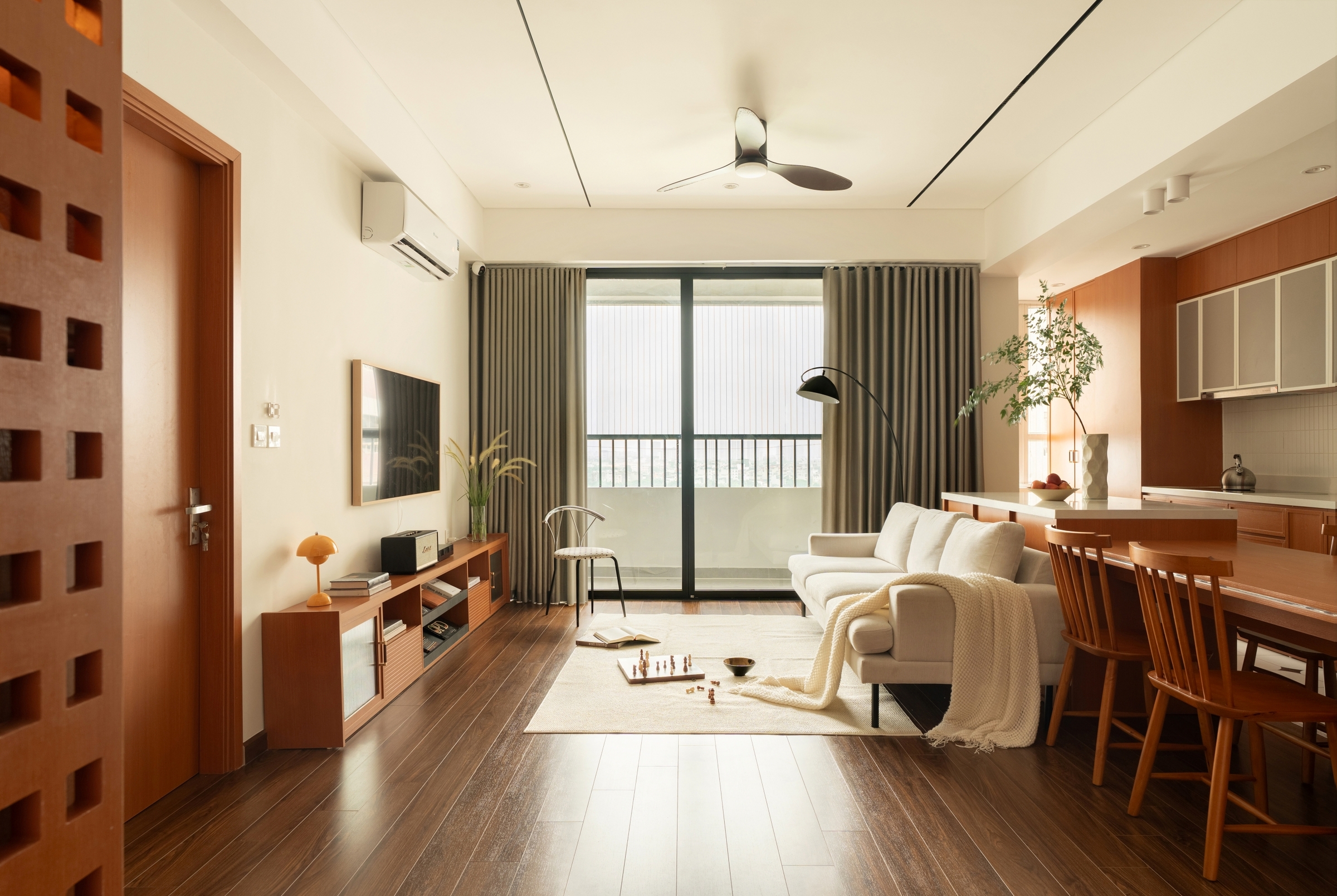 Cải tạo căn hộ 80 m2 xuống cấp thành không gian tối giản, hiện đại