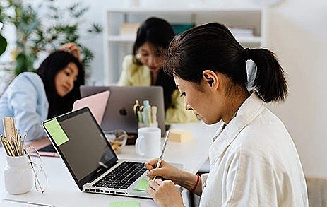 Đi trễ bị trừ lương nhưng ở lại làm thêm 6 tiếng không được đồng nào