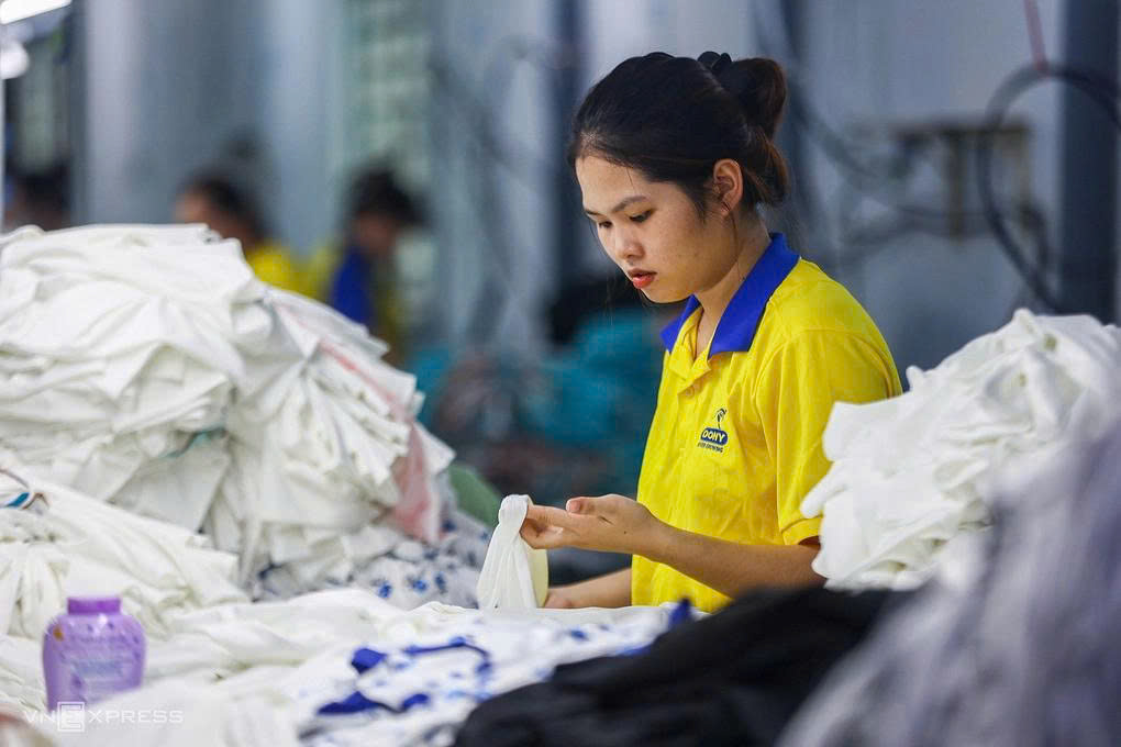 Điểm tin 17h: Bộ Nội vụ: Lương tối thiểu đề xuất 7,8% 'cao hơn mức sống tối thiểu' | Đề xuất bỏ giá đất cụ thể khi sửa Luật Đất đai