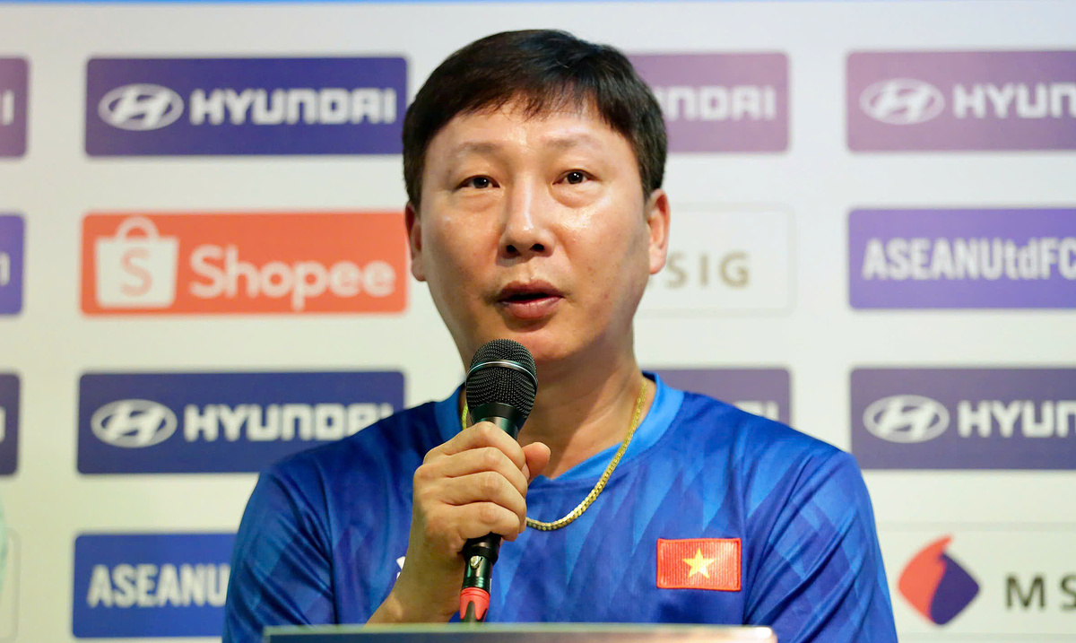 HLV Kim Sang-sik: 'Áp lực vì chúng tôi từng vô địch'
