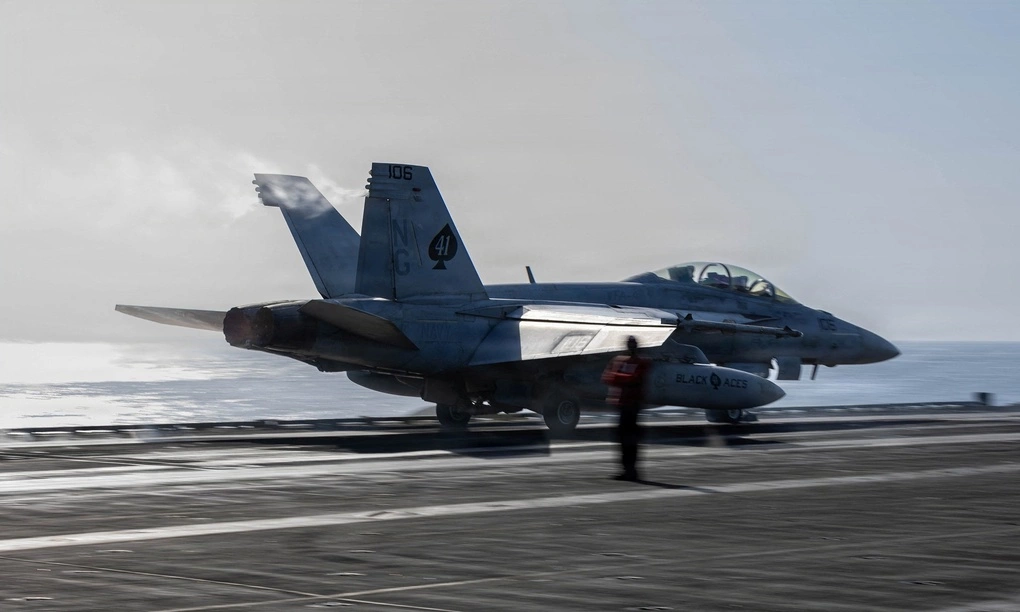 Tiêm kích F/A-18F Super Hornet cất cánh từ tàu sân bay lớp Nimitz USS Abraham Lincoln để thực hiện nhiệm vụ hỗ trợ chiến dịch không kích Iran hồi tháng 4. Ảnh: Reuters