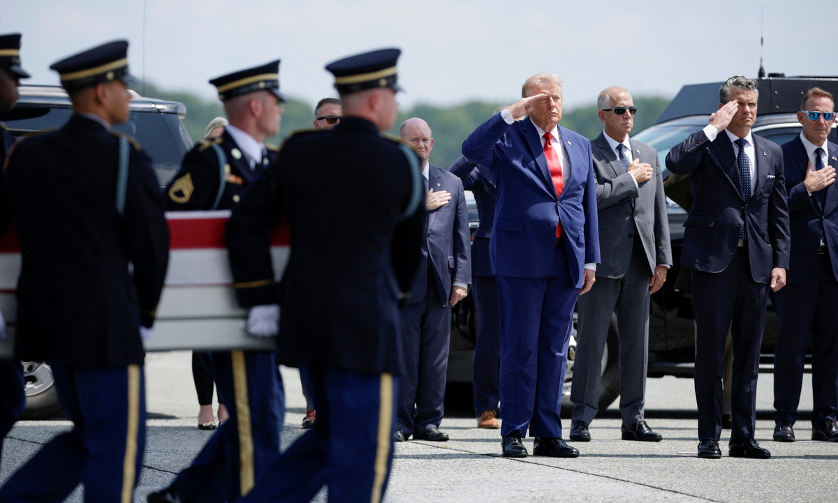 Ông Trump đón thi hài 4 lính Mỹ thiệt mạng do hỏa lực Iran