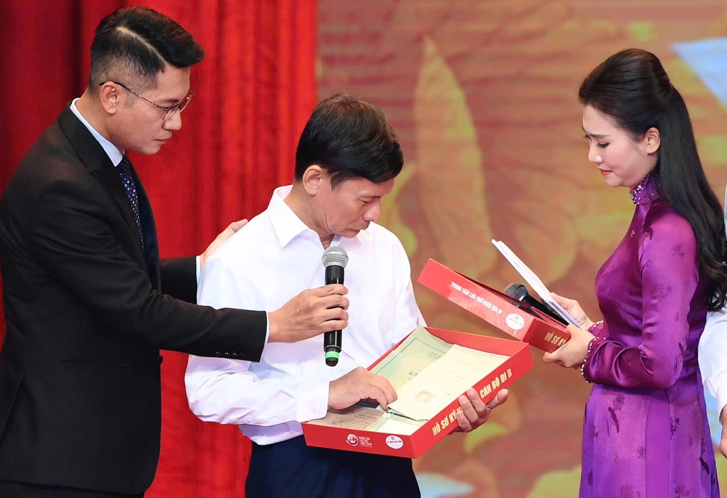Nước mắt người thân với kỷ vật liệt sĩ