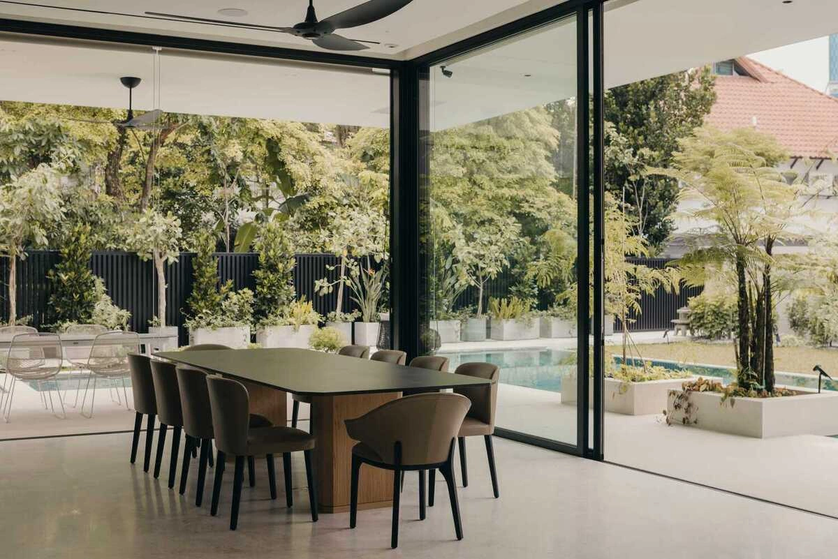 Biệt thự 900 m2 'ôm' bể bơi dài 25 m ở trung tâm Singapore