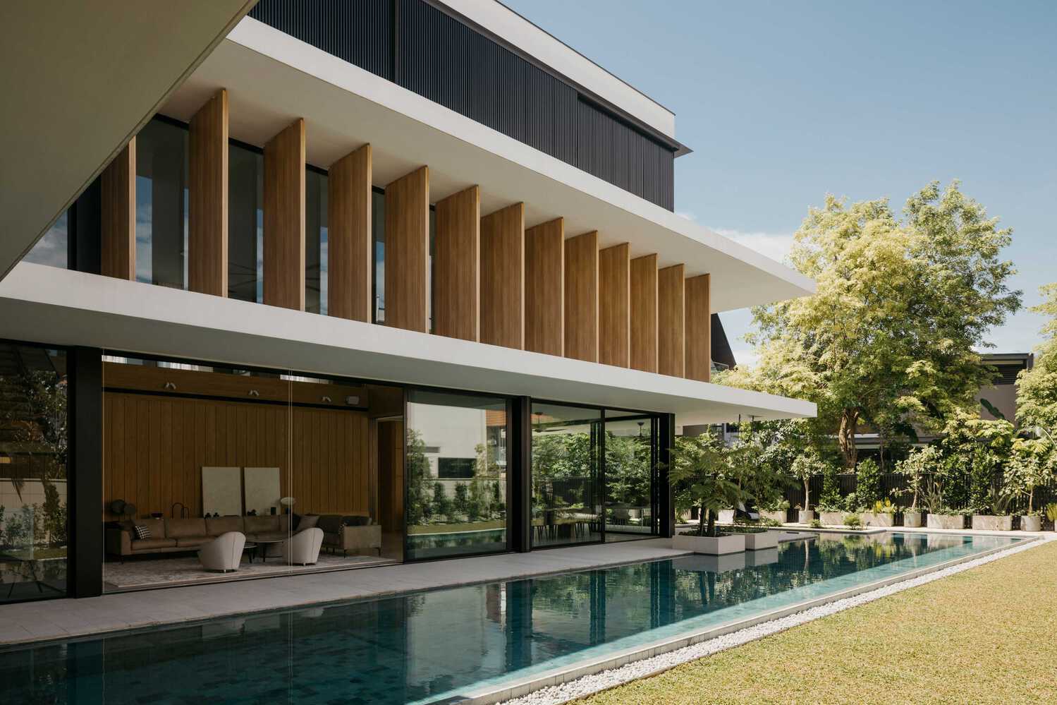Biệt thự 900 m2 'ôm' bể bơi dài 25 m ở trung tâm Singapore