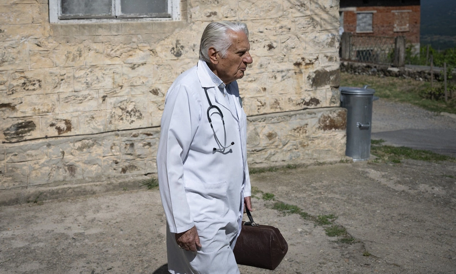 90-year-old doctor climbs hill every day to treat 1,500 mountainous patients