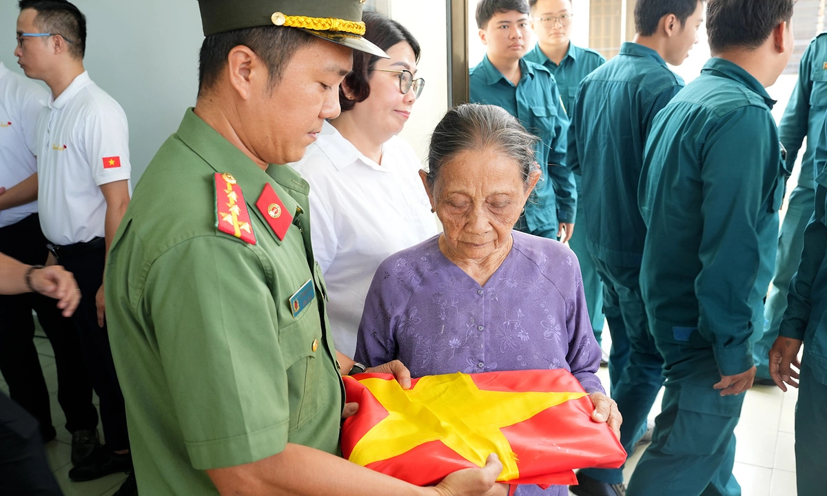 Phục dựng di ảnh trao cho thân nhân liệt sĩ tại TP HCM
