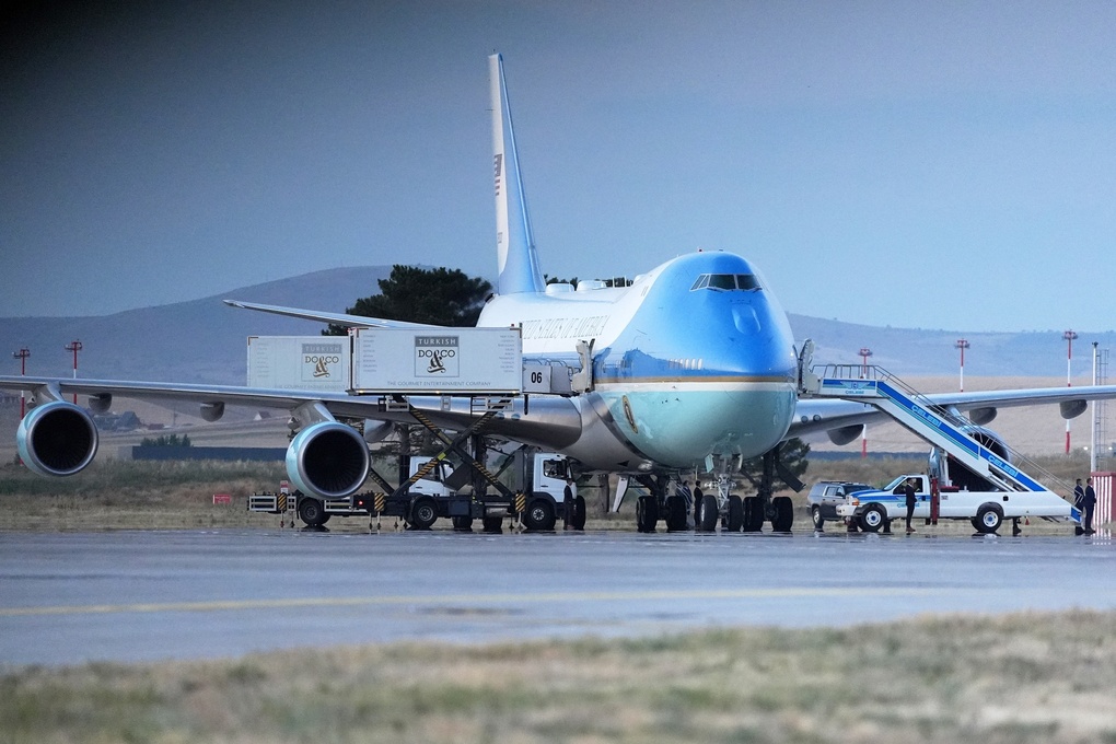 Chuyên cơ VC-25A Mỹ ở Thổ Nhĩ Kỳ trước khi Tổng thống Trump rời hội nghị thượng đỉnh NATO ngày 8/7. Ảnh: AP