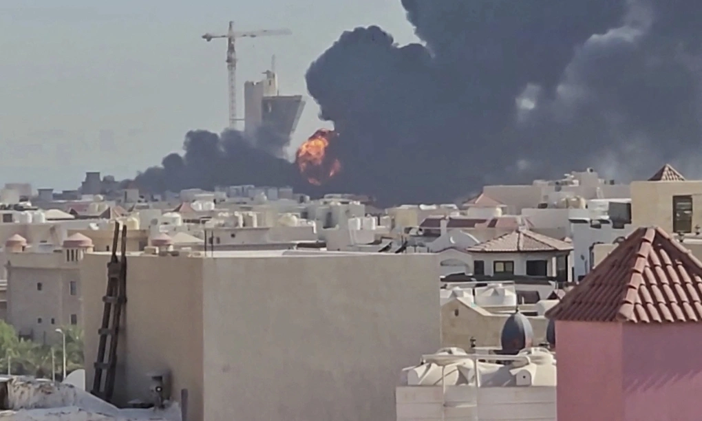 Khói đen bốc lên từ Mangaf, phía nam Kuwait City ngày 18/7. Ảnh: AFP