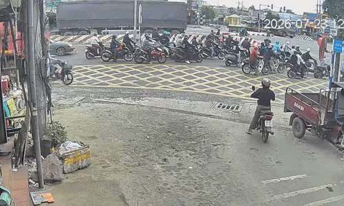 Người đi xe máy thoát chết khi bị 4 bánh xe tải chèn qua