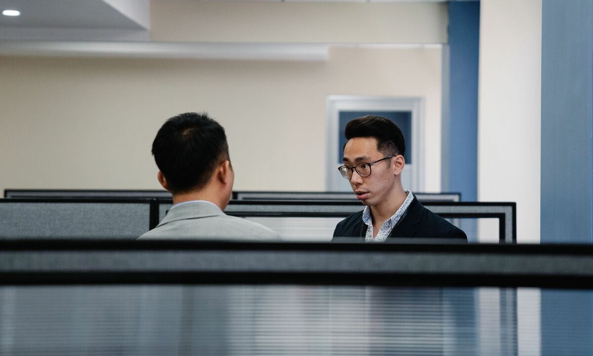 Sếp không vừa mắt vì tôi đúng 17h đứng dậy đi về