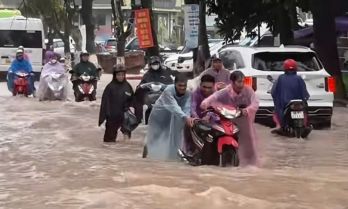 Phú Quốc ngập sâu sau mưa lớn