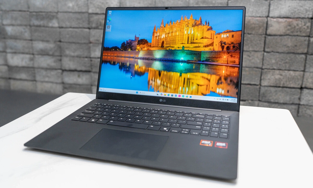 LG gram Pro AI - laptop 16 inch siêu mỏng nhẹ