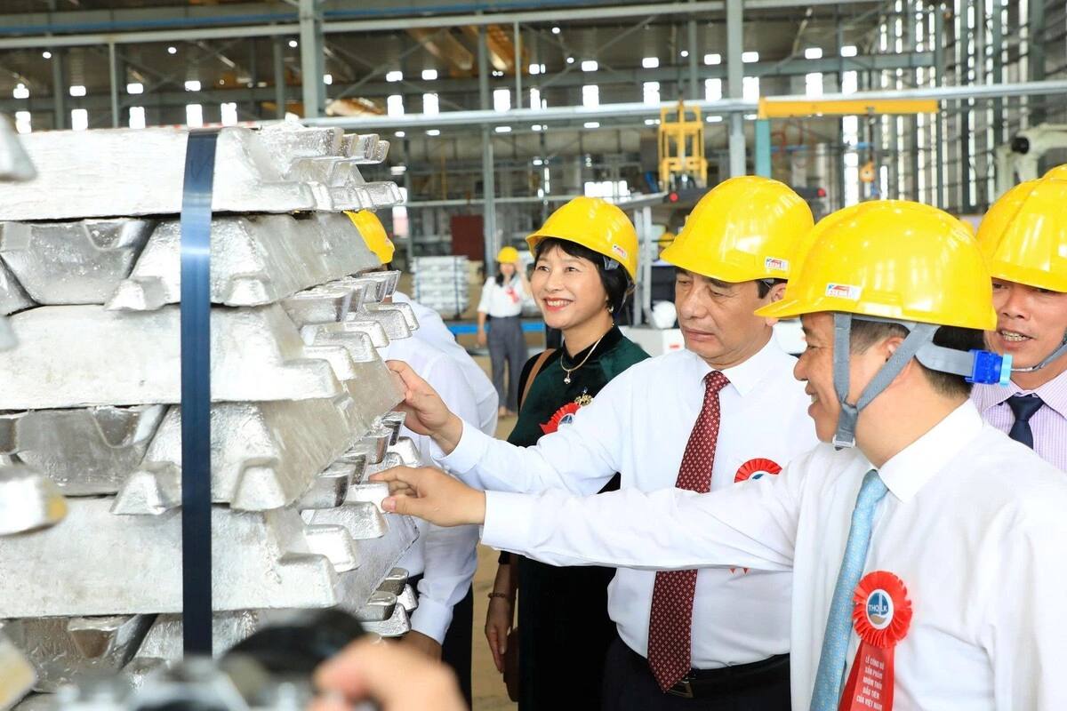 Việt Nam ra lò sản phẩm nhôm thỏi đầu tiên