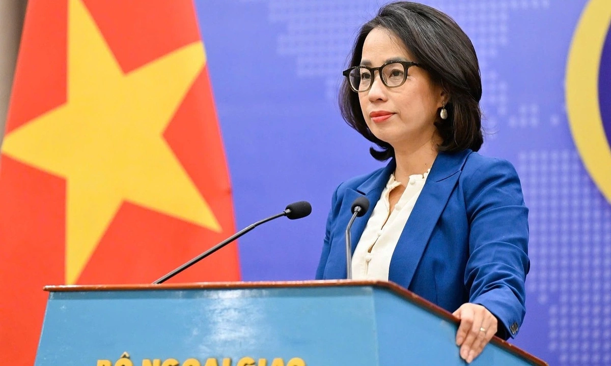 Việt Nam đưa 48 người trên tàu chìm ở Biển Đông về đất liền