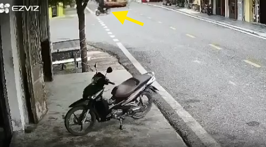 Thanh niên đi xe máy lao vào ôtô tại ngã ba