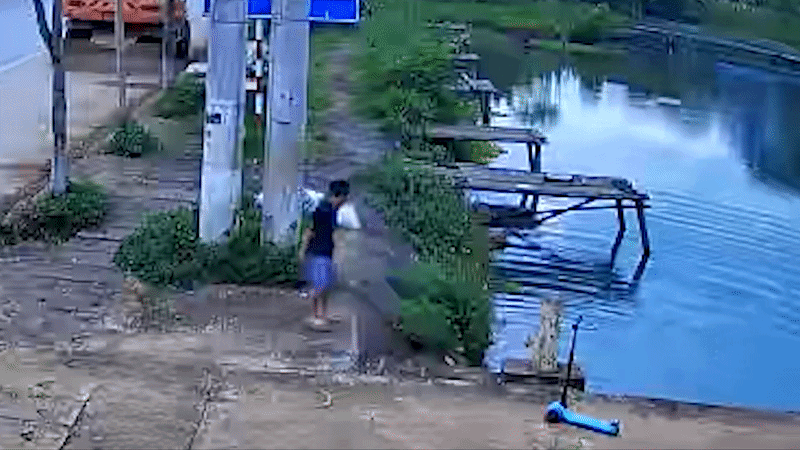 Bé trai dùng xe scooter cứu em họ rơi dưới hồ