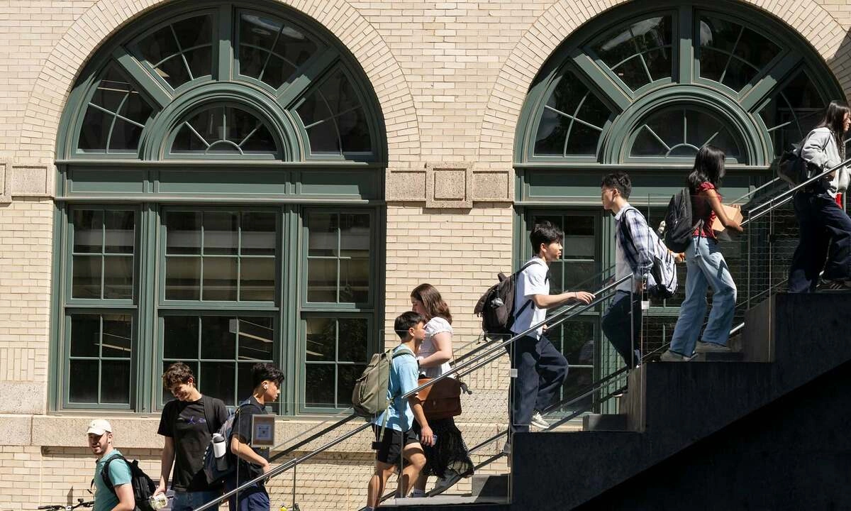 Luật visa mới đẩy du học sinh Mỹ vào thế khó