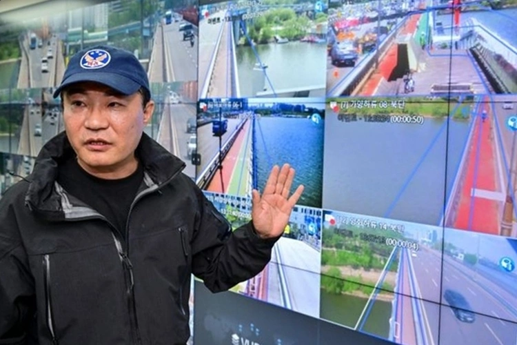 Ông Kim Jun-young, giám đốc Trung tâm điều khiển camera cầu Hangang, chia sẻ về hoạt động của hệ thống tại trụ sở ở quận Gwangjin, Seoul, ngày 29/4. Ảnh: Korean Times
