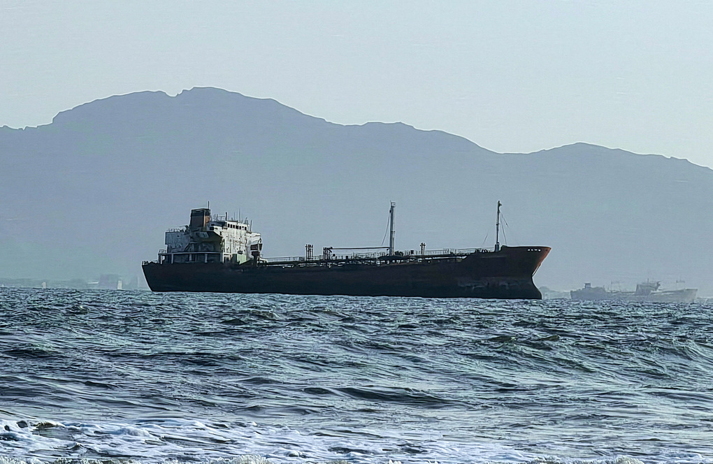 Một tàu neo đậu ngoài khơi Aden, Yemen ngày 23/7. Ảnh: Reuters