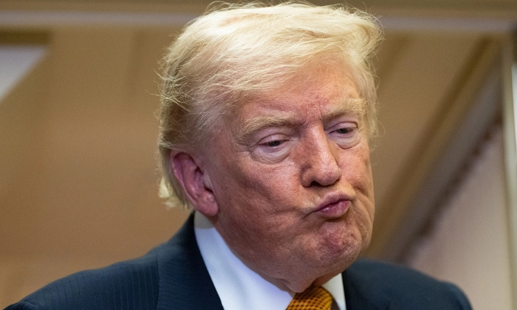 Tổng thống Donald Trump trên chuyên cơ Không lực Một hôm 8/7. Ảnh: AP