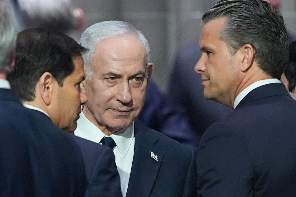 Thủ tướng Israel Benjamin Netanyahu (giữa) nói chuyện với Ngoại trưởng Mỹ Marco Rubio và Bộ trưởng Quốc phòng Pete Hegseth trước tang lễ của thượng nghị sĩ Lindsey Graham ở Washington ngày 28/7. Ảnh: AP
