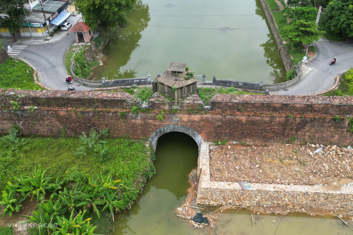 Tháo dỡ lô cốt trong kinh thành Huế