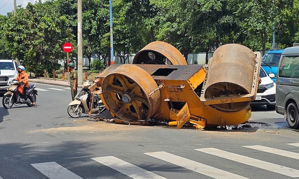 Xe lu rơi xuống đường đông đúc ở TP HCM