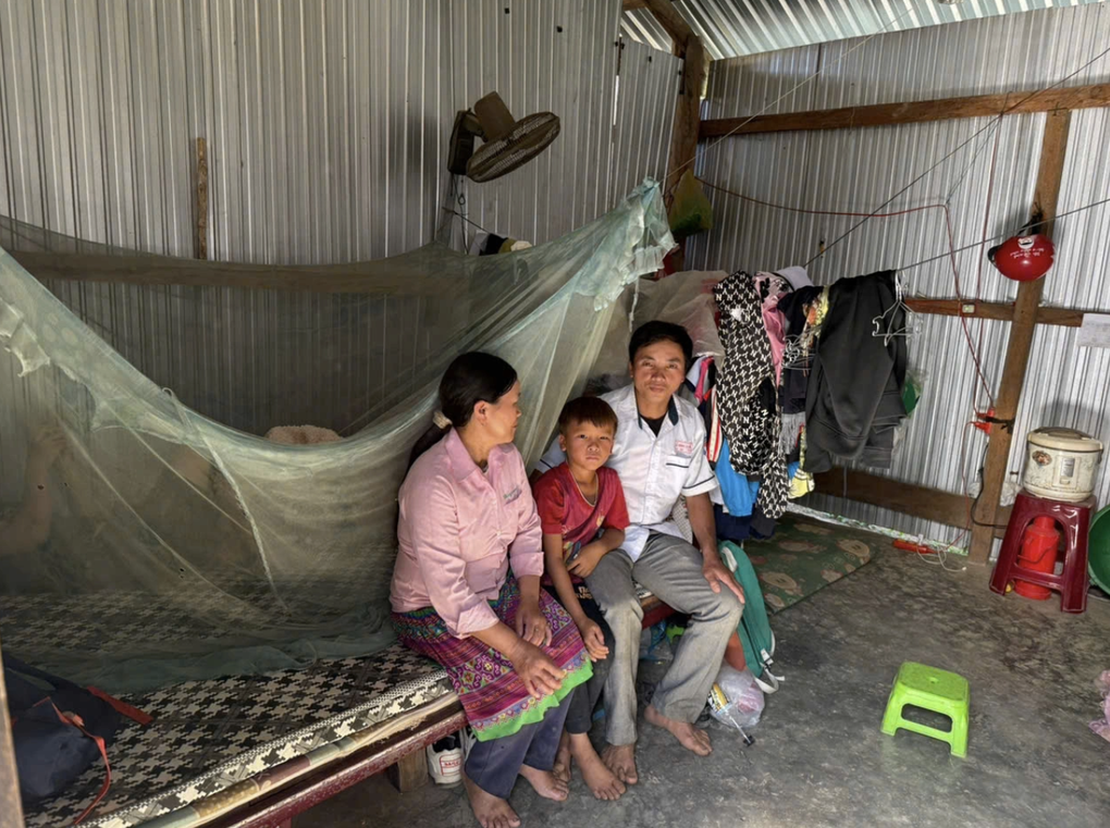 Anh Giàng Xia Mua (áo trắng), 43 tuổi, tiểu khu 181 cùng vợ đến thăm bốn con tại khu trọ ở thôn Liêng Hung, xã Đam Rông 2, ngày 30/12/2025. Ảnh: Nga Thanh