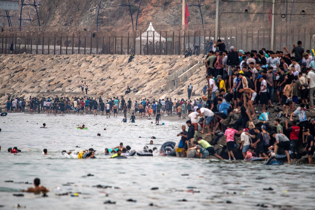Di dân rời Ceuta, Tây Ban Nha, trở về Morocco ngày 31/7. Ảnh: AP