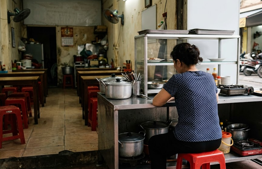 Sập tiệm vì tính toán 'một ngày bán 100 ly cà phê, 100 tô phở'