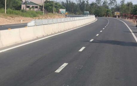 Ngộ nhận về quyền vượt xe ở vạch kẻ đứt