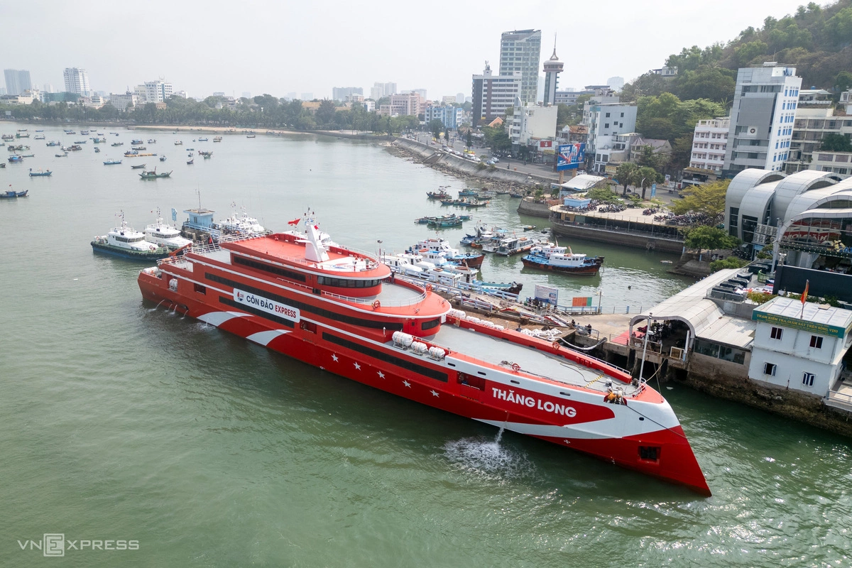 Tàu chở 200 khách đi Côn Đảo gặp sự cố máy