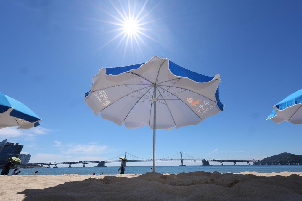 Bãi biển Gwangalli ở Busan vắng lặng ngày 30/7. Ảnh: Yonhap