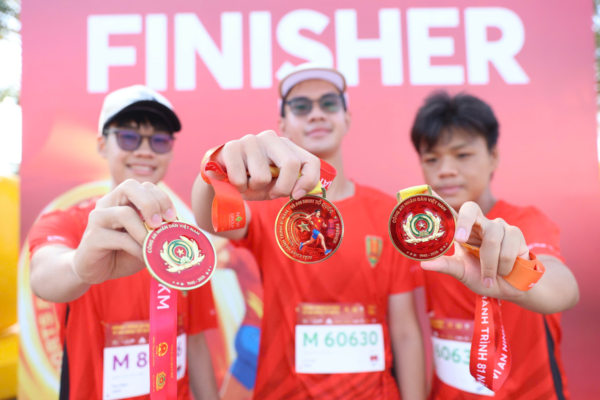 Runner thích thú check-in với huy chương giải chạy ngành Công an
